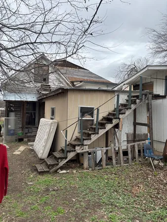 a view of a house with backyard