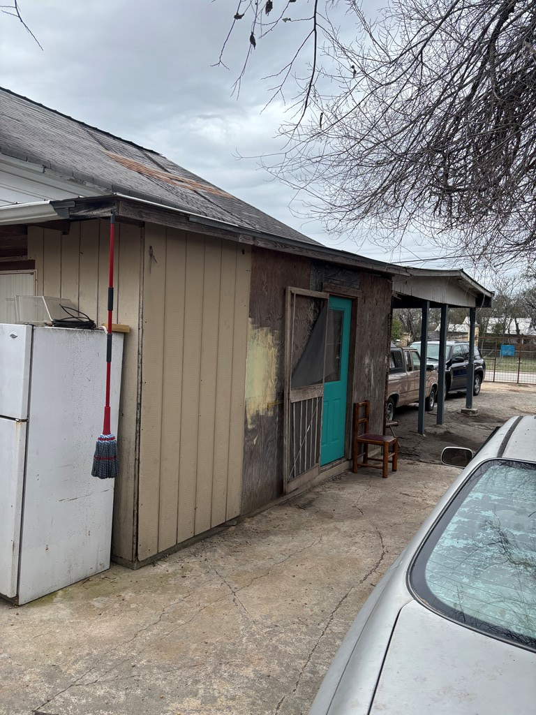 725 Swigert Street Kerrville, TX 78028 - Photo 10 of 17 a view of a car garage