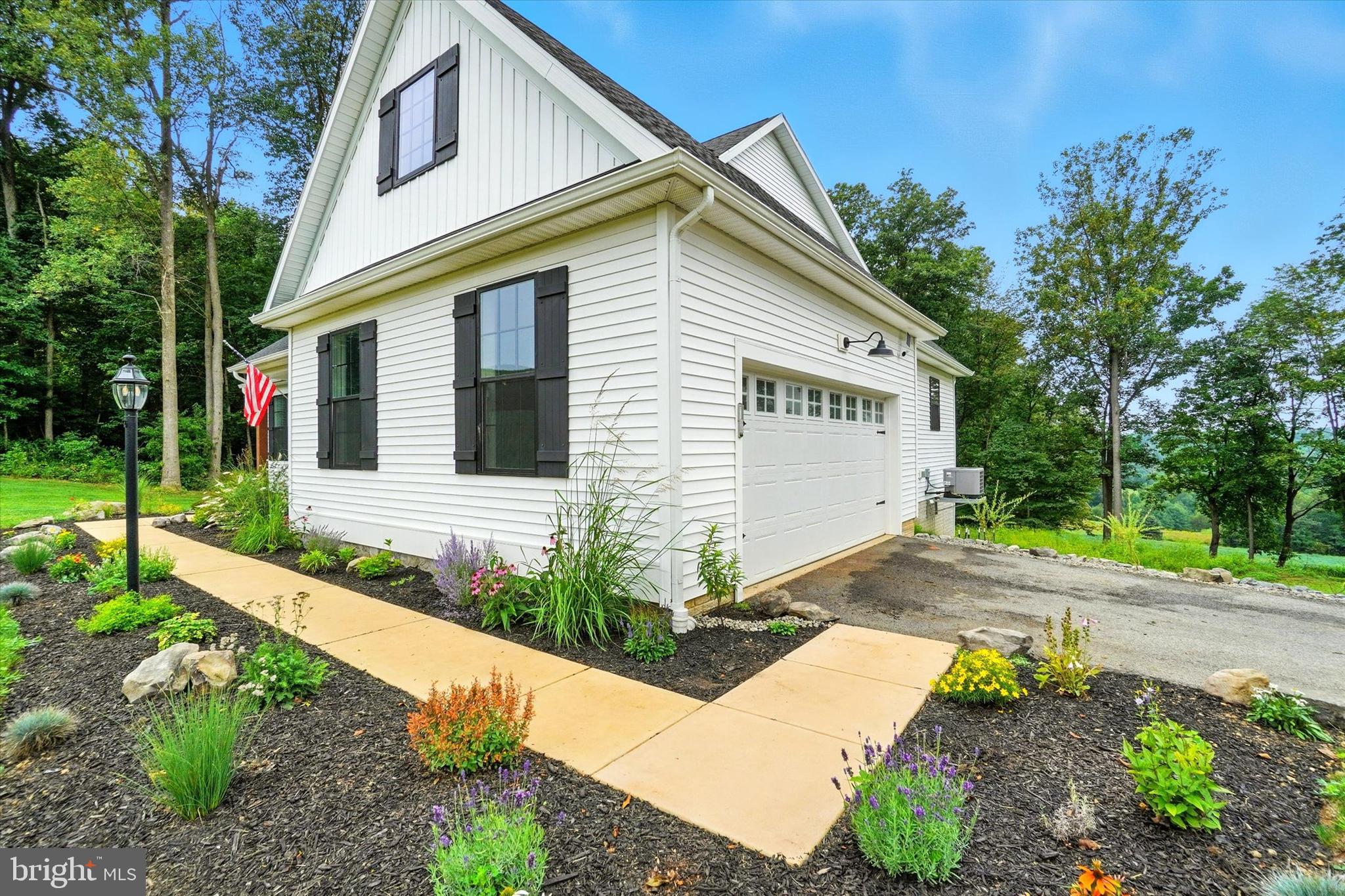 894 Ridgeview Road Seven Valleys, PA 17360 - Photo 4 of 39 a front view of a house with garden