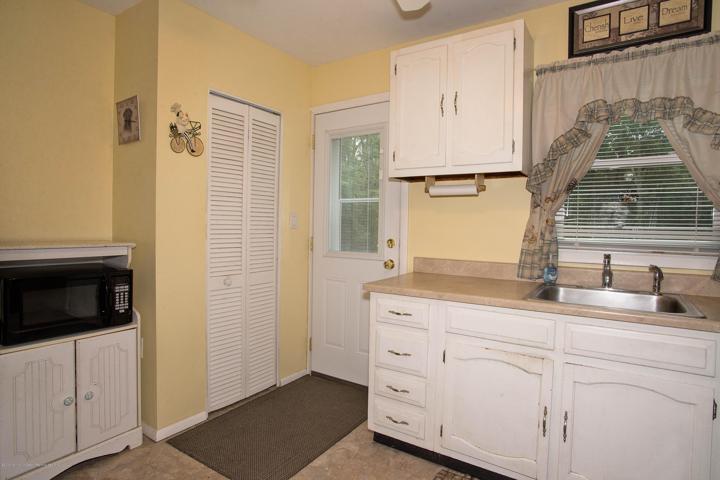 123 South New Prospect Road Jackson, NJ 08527 - Photo 5 of 18 _RMJ7502 kitchen