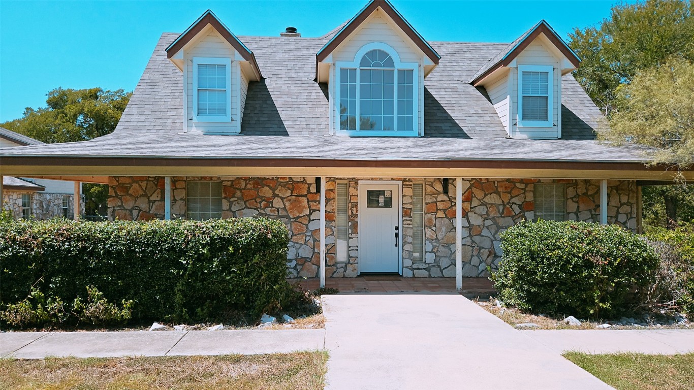 105 Meadow Drive Georgetown, TX 78633 - Photo 2 of 24 front view of house with a yard
