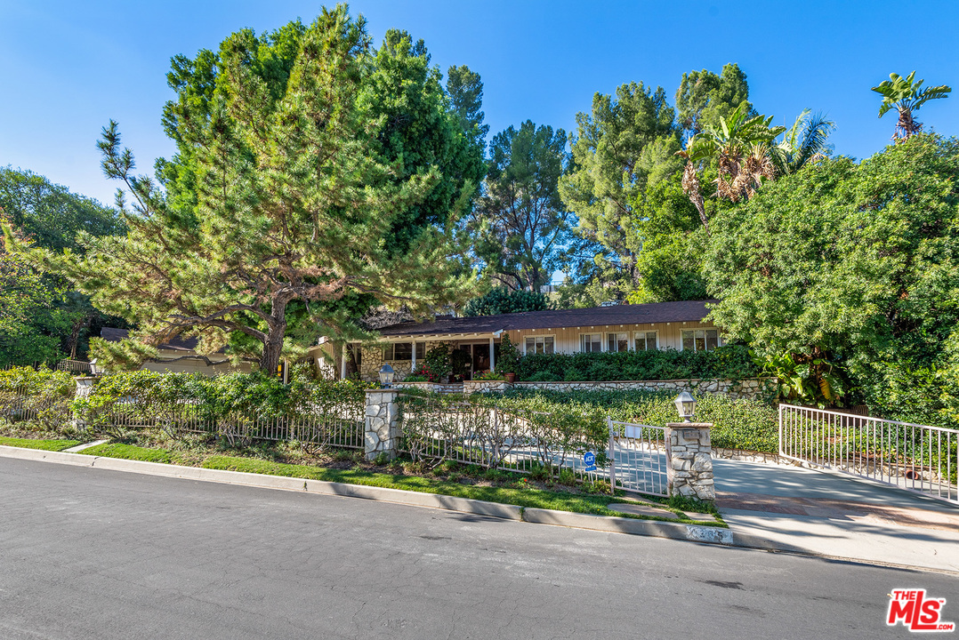 4205 Valley Meadow Road Encino, CA 91436 - Photo 3 of 41