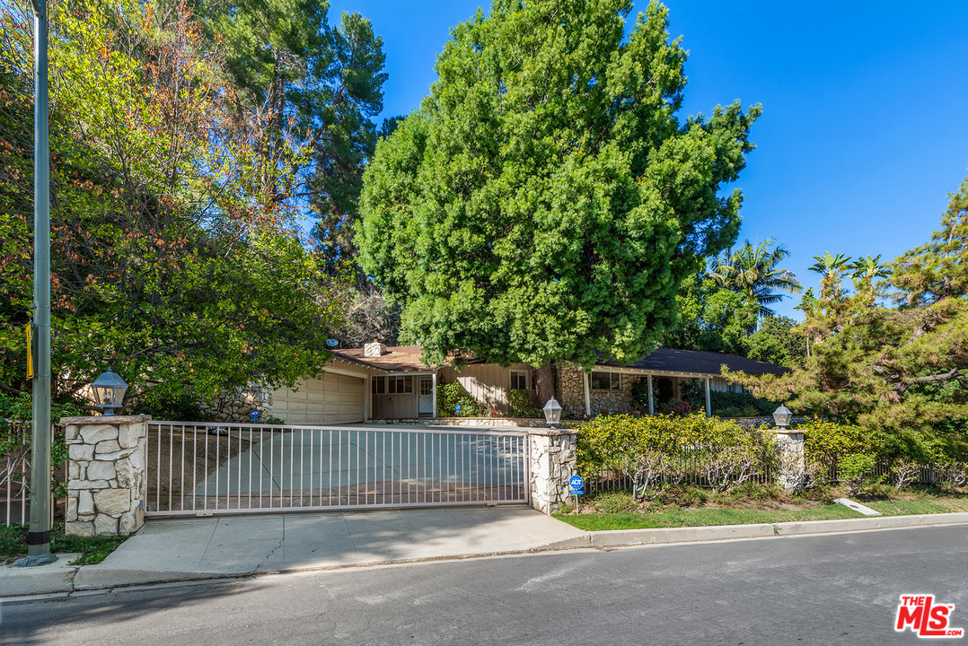 4205 Valley Meadow Road Encino, CA 91436 - Photo 4 of 41
