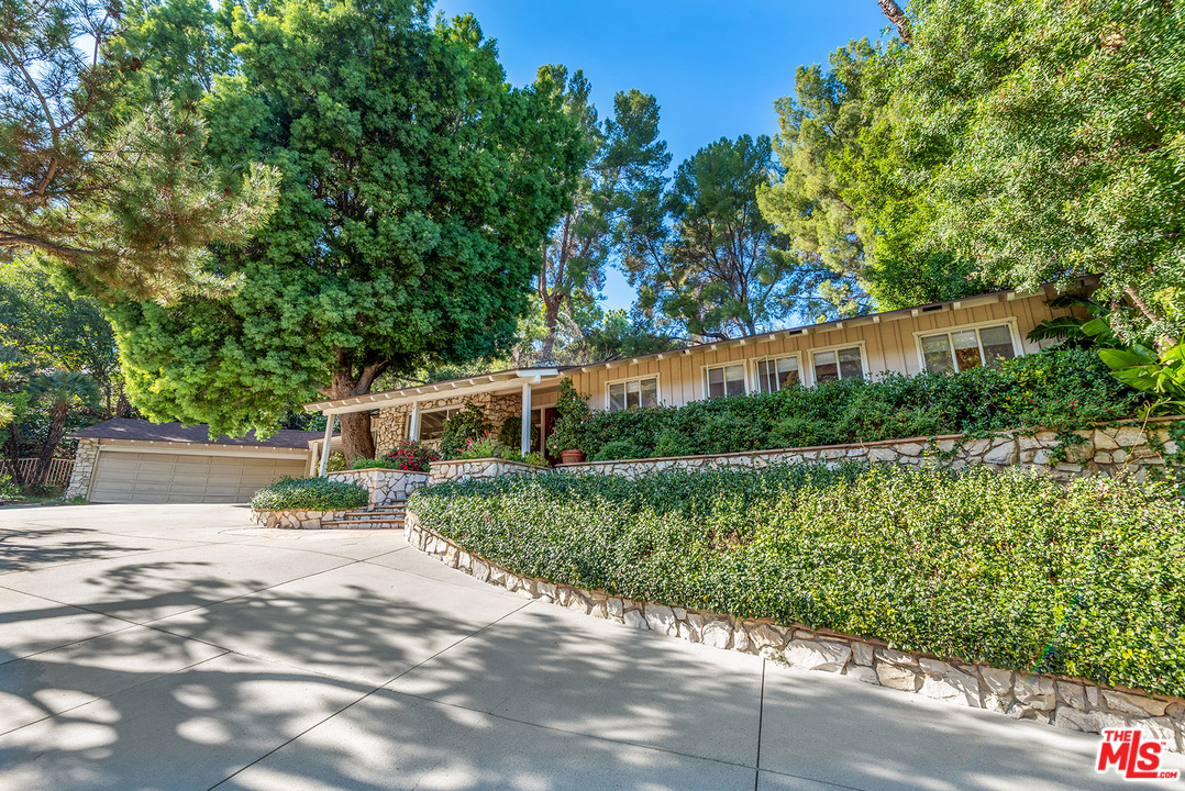 4205 Valley Meadow Road Encino, CA 91436 - Photo 5 of 41