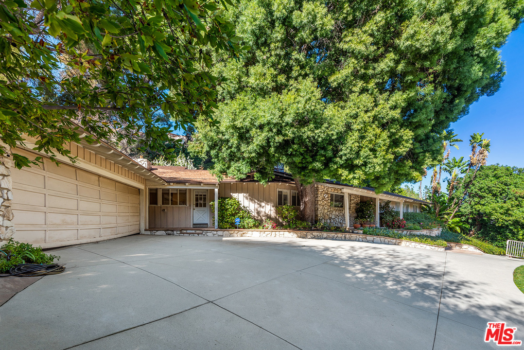 4205 Valley Meadow Road Encino, CA 91436 - Photo 6 of 41