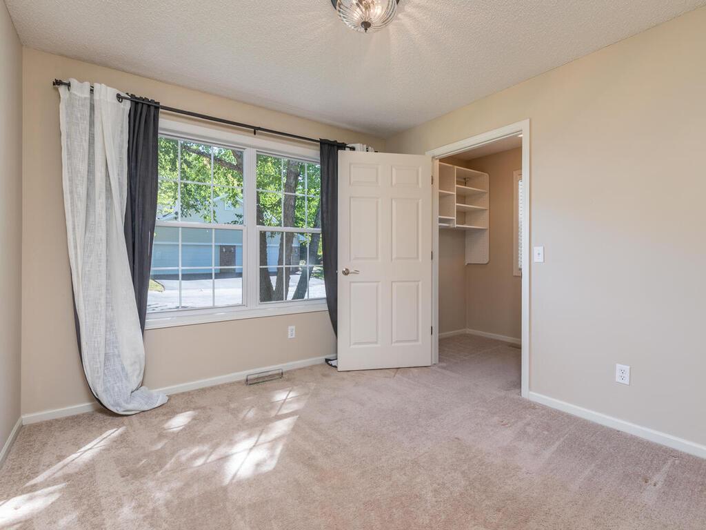 7991 Autumn Ridge Way Chanhassen, MN 55317 - Photo 12 of 25 Gallery Image 12