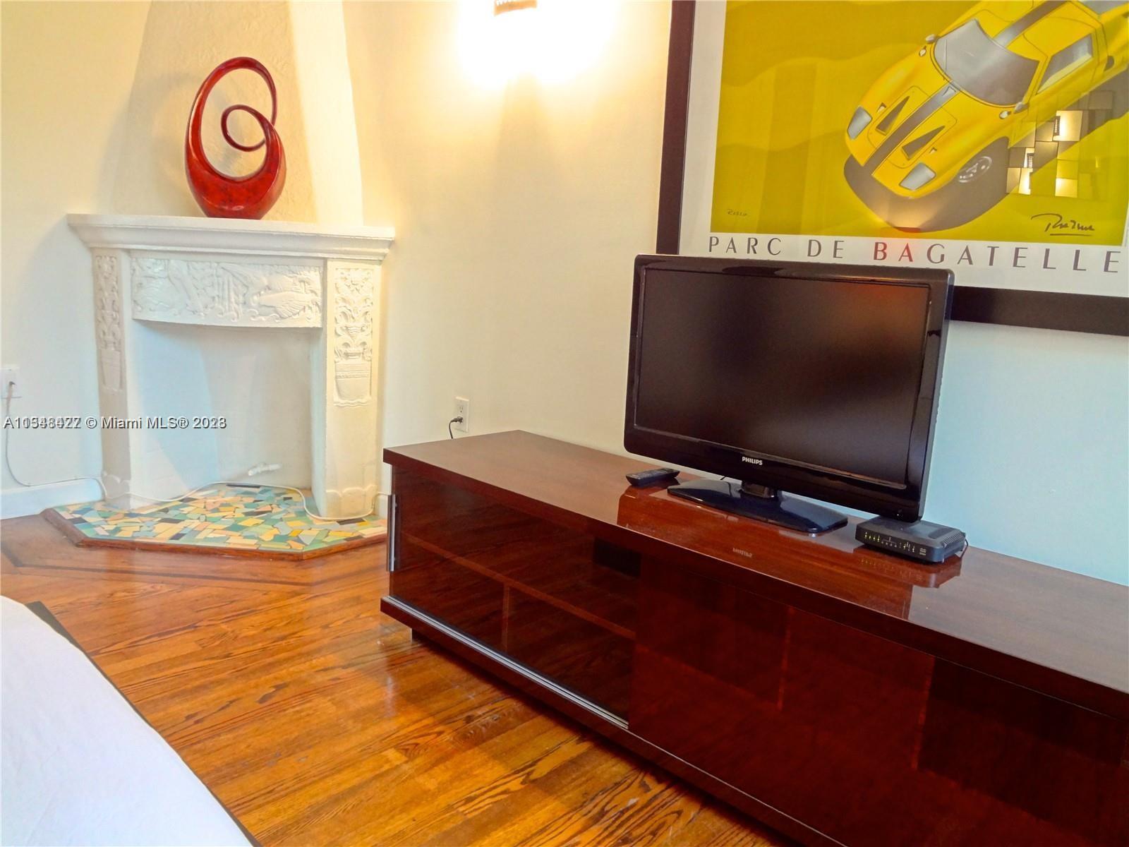 439 15th Street, Unit 15 Miami Beach, FL 33139 - Photo 7 of 13 a room with furniture and flat screen tv
