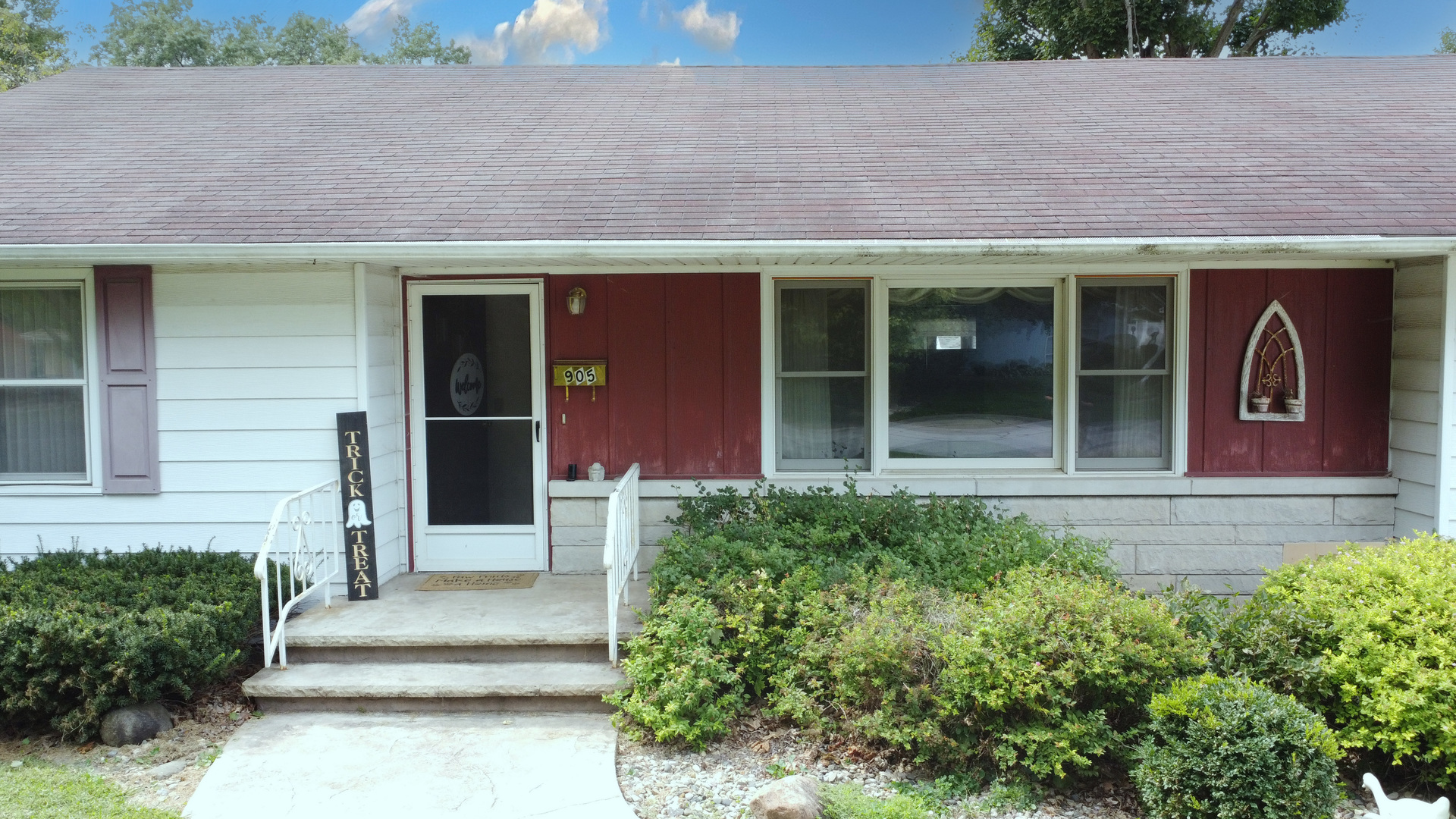 905 South 4th Street Watseka, IL 60970 - Photo 3 of 29 front view of a house with a small yard