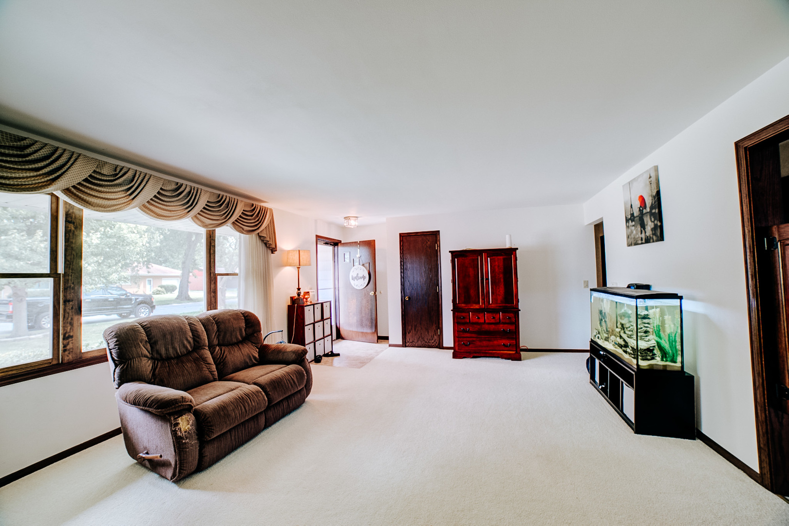 905 South 4th Street Watseka, IL 60970 - Photo 6 of 29 a living room with furniture and a large window