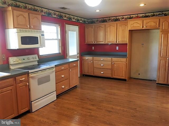 15425 Thompson Road Silver Spring, MD 20905 - Photo 11 of 20 Kitchen