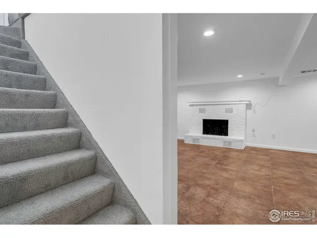 a view of entryway and kitchen