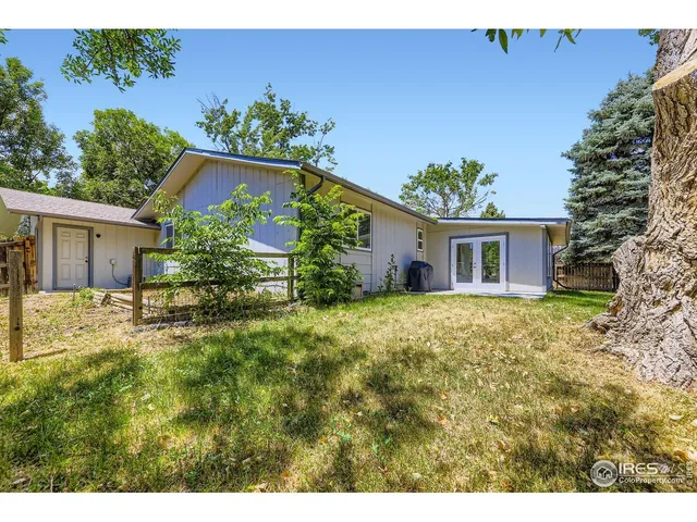 a view of a house with backyard and garden