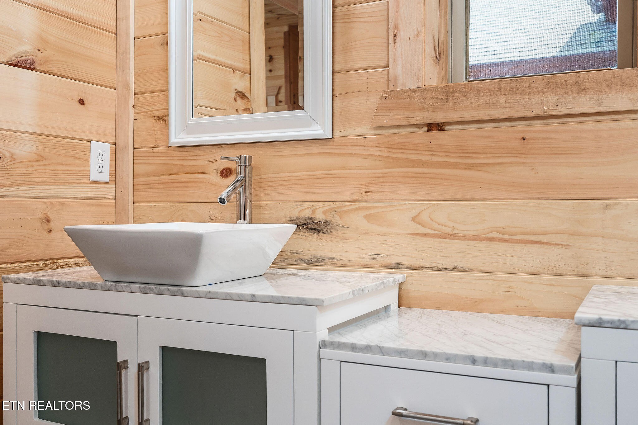106 Raccoon Lane Jamestown, TN 38556 - Photo 27 of 38 a bathroom with a sink and a bathtub