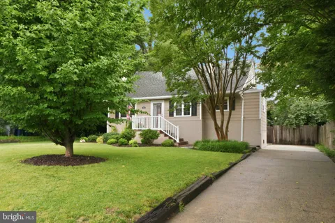 $775,000 | 7002 Lee Park Court, Falls Church, VA 22042