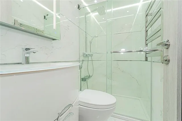 a bed room with a bed and a closet