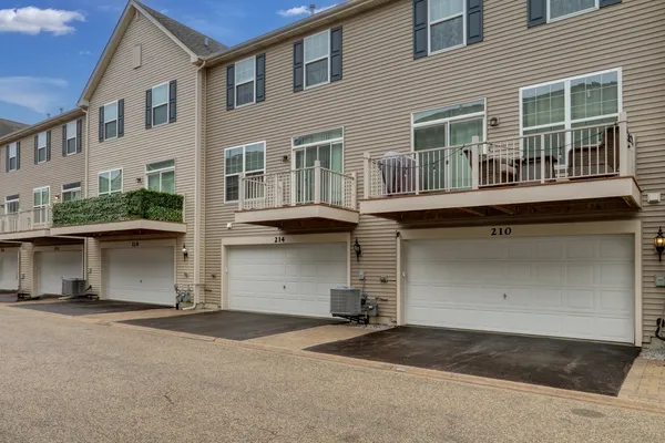 $359,900 | 214 Lionel Drive, Grayslake, IL 60030