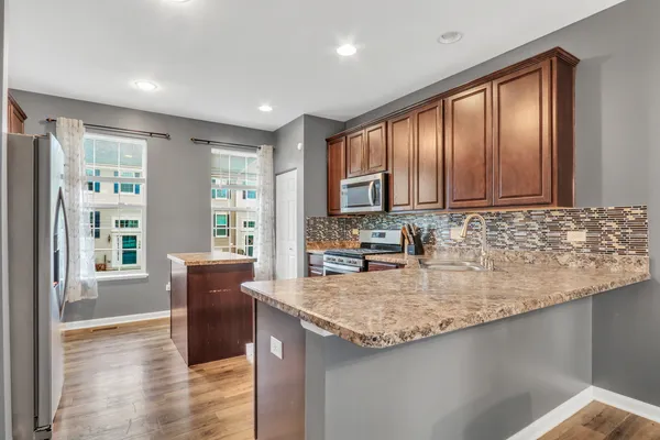 $359,900 | 214 Lionel Drive, Grayslake, IL 60030