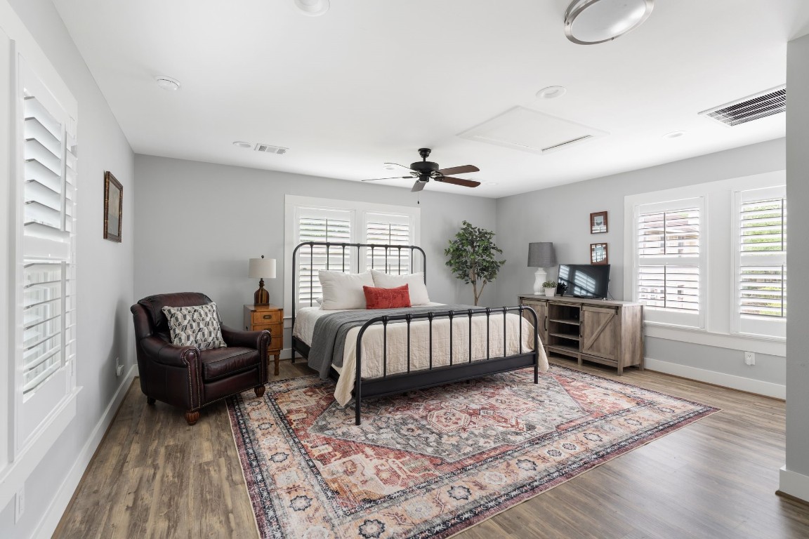 3206 Morrison Street Houston, TX 77009 - Photo 24 of 30 a bedroom with a bed and a couch