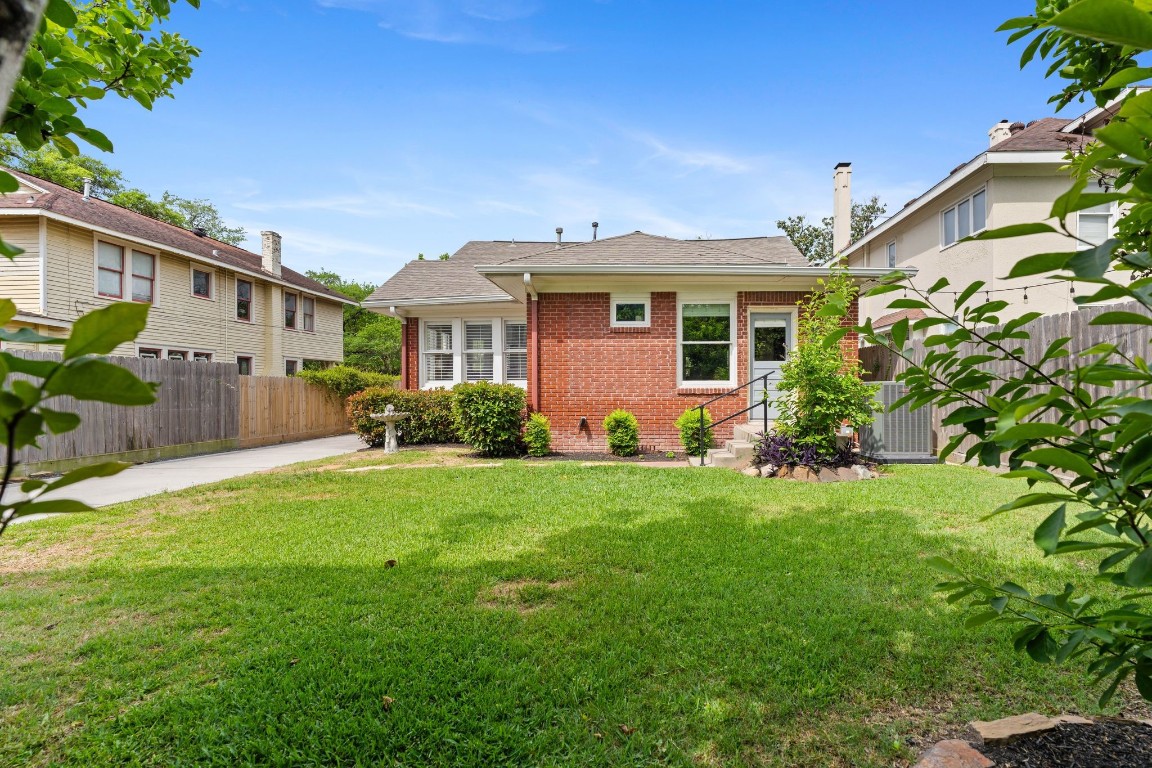 3206 Morrison Street Houston, TX 77009 - Photo 28 of 30 a front view of house with yard and green space