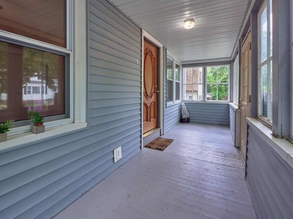 88 Beaconsfield Road Worcester, MA 01602 - Photo 4 of 34 a living room with furniture and a large window
