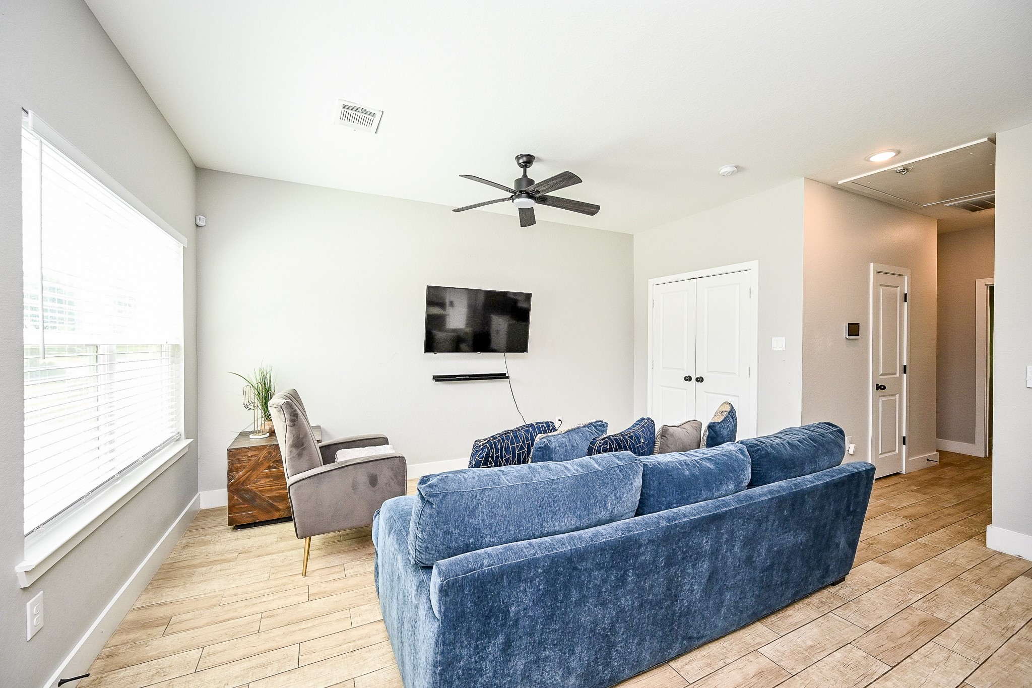 5007 Briscoe Street, Unit B Houston, TX 77033 - Photo 8 of 18 Open living room