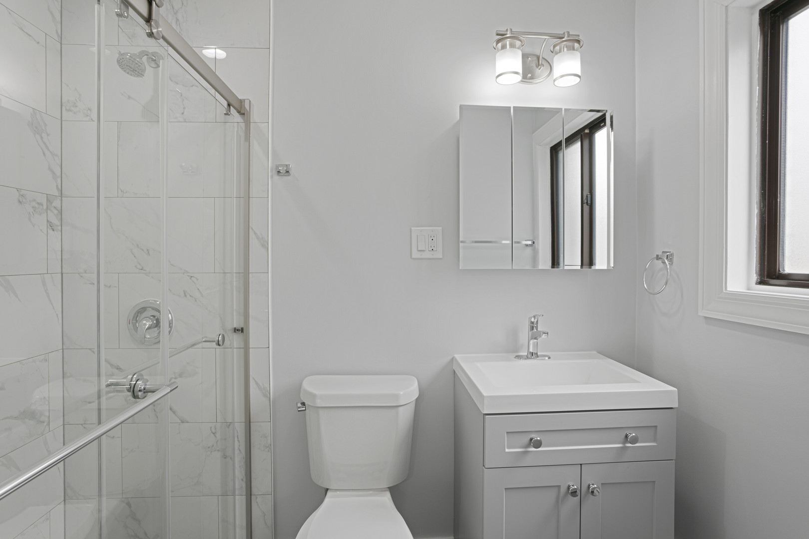 6826 North Ridge Boulevard, Unit 305 Chicago, IL 60645 - Photo 9 of 13 a bathroom with a toilet sink and shower