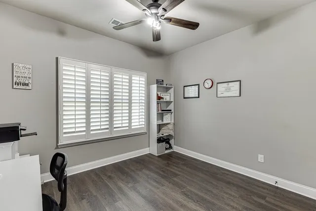 a view of a livingroom with a workspace