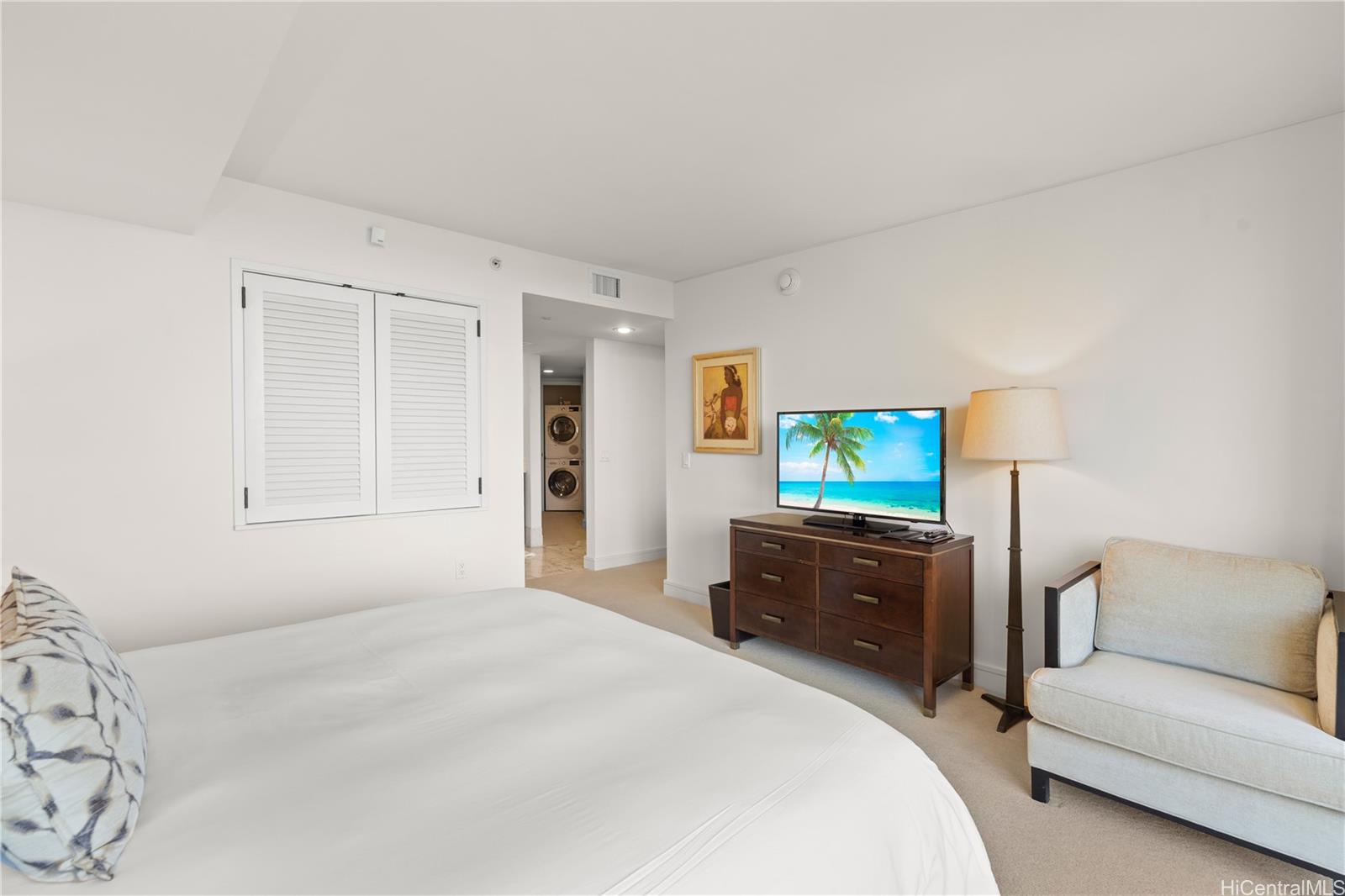 223 Saratoga Road, Unit 1115 Honolulu, HI 96815 - Photo 15 of 25 a bedroom with a bed and a couch