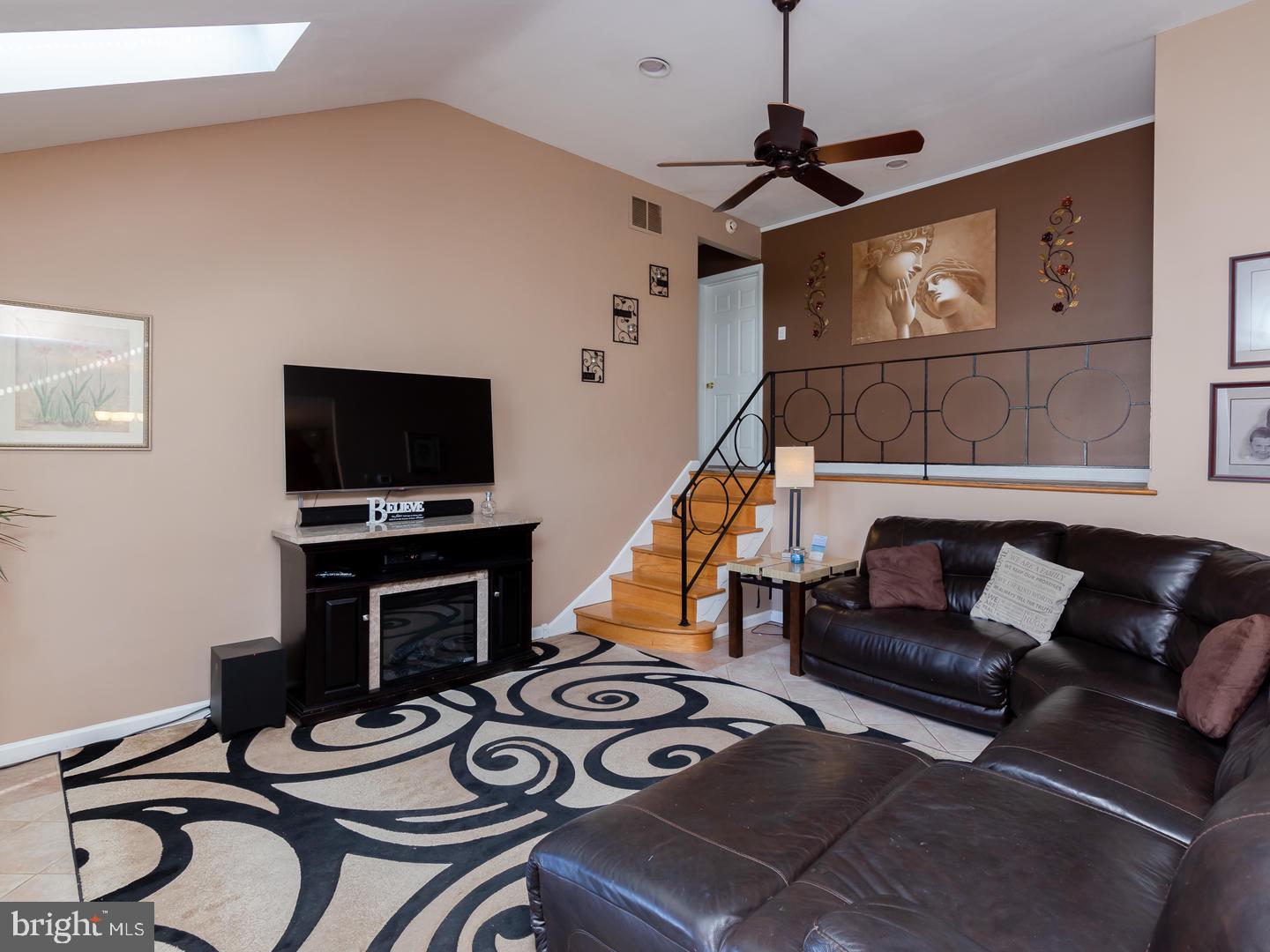 35 Cambridge Road Broomall, PA 19008 - Photo 5 of 37 Living Room