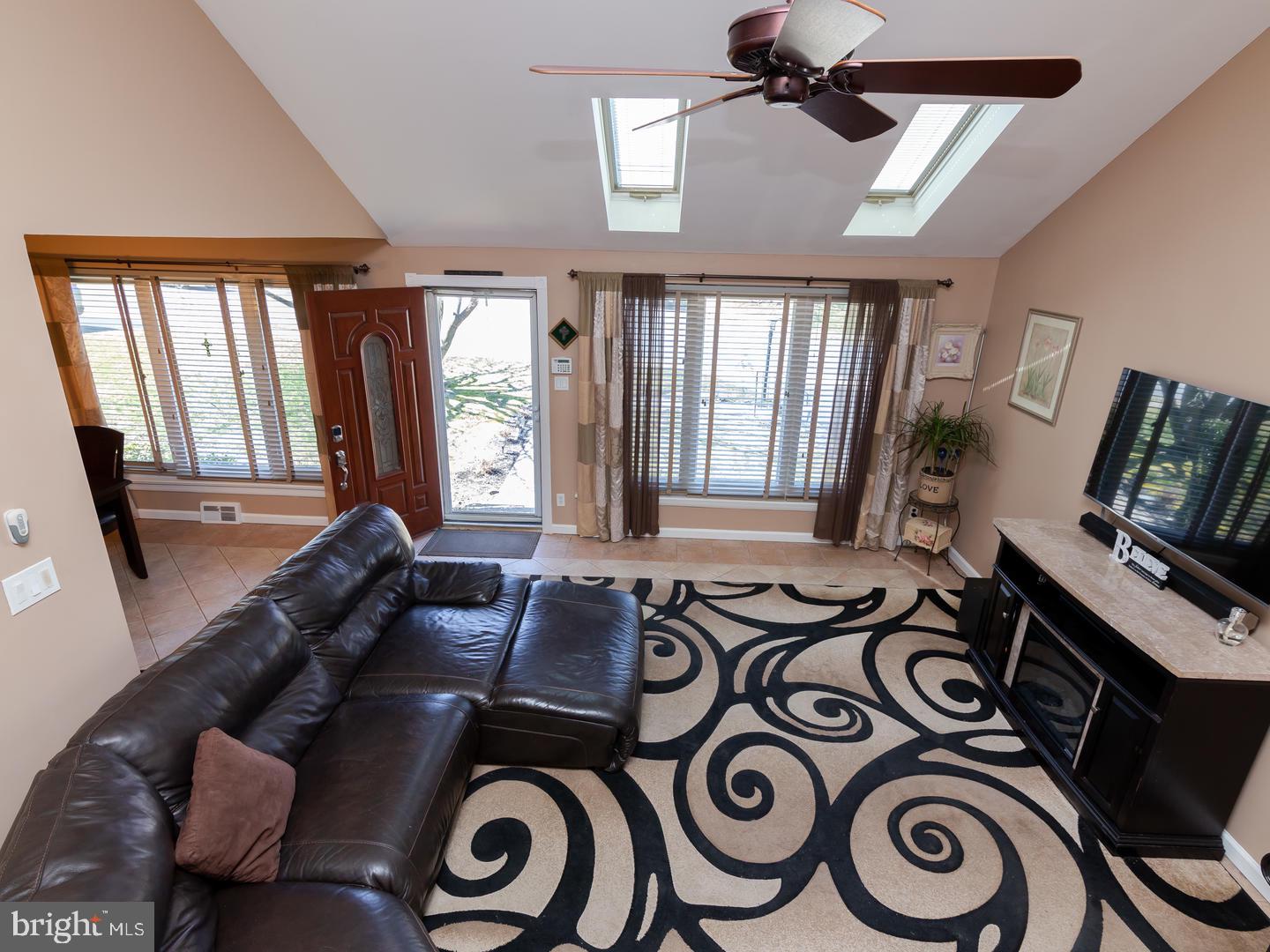 35 Cambridge Road Broomall, PA 19008 - Photo 6 of 37 Living Room