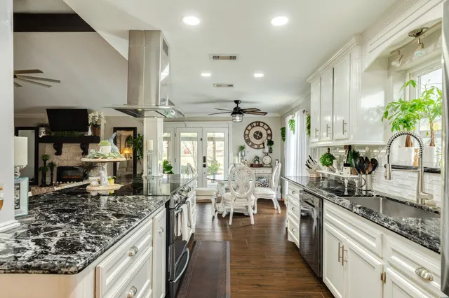 $375,000 | 152 Lakewood Drive, Angleton, TX 77515