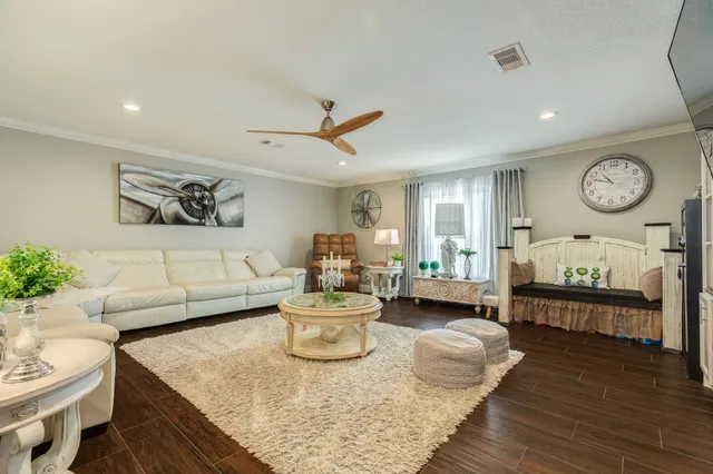 $375,000 | 152 Lakewood Drive, Angleton, TX 77515