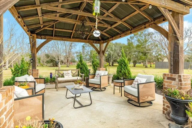 $375,000 | 152 Lakewood Drive, Angleton, TX 77515