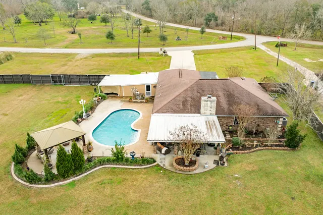 $375,000 | 152 Lakewood Drive, Angleton, TX 77515