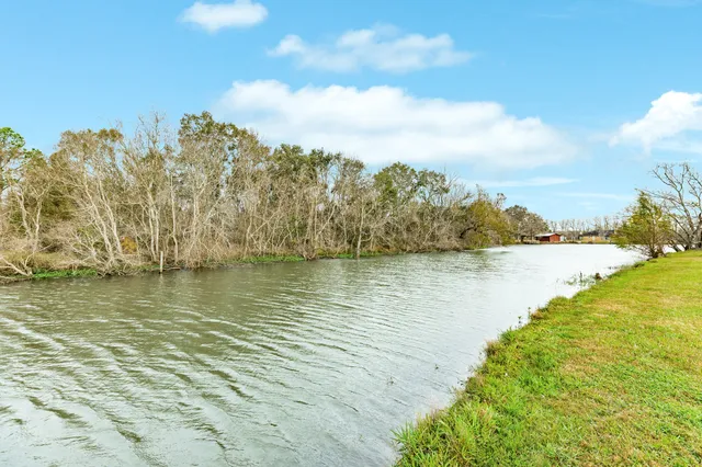 $375,000 | 152 Lakewood Drive, Angleton, TX 77515