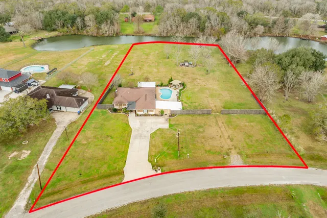 $375,000 | 152 Lakewood Drive, Angleton, TX 77515