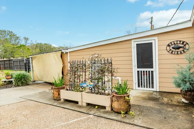 $375,000 | 152 Lakewood Drive, Angleton, TX 77515