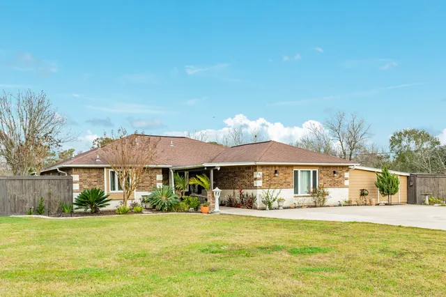 $375,000 | 152 Lakewood Drive, Angleton, TX 77515
