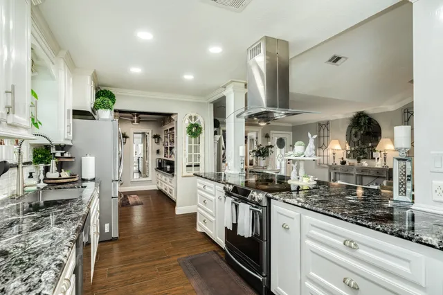 $375,000 | 152 Lakewood Drive, Angleton, TX 77515