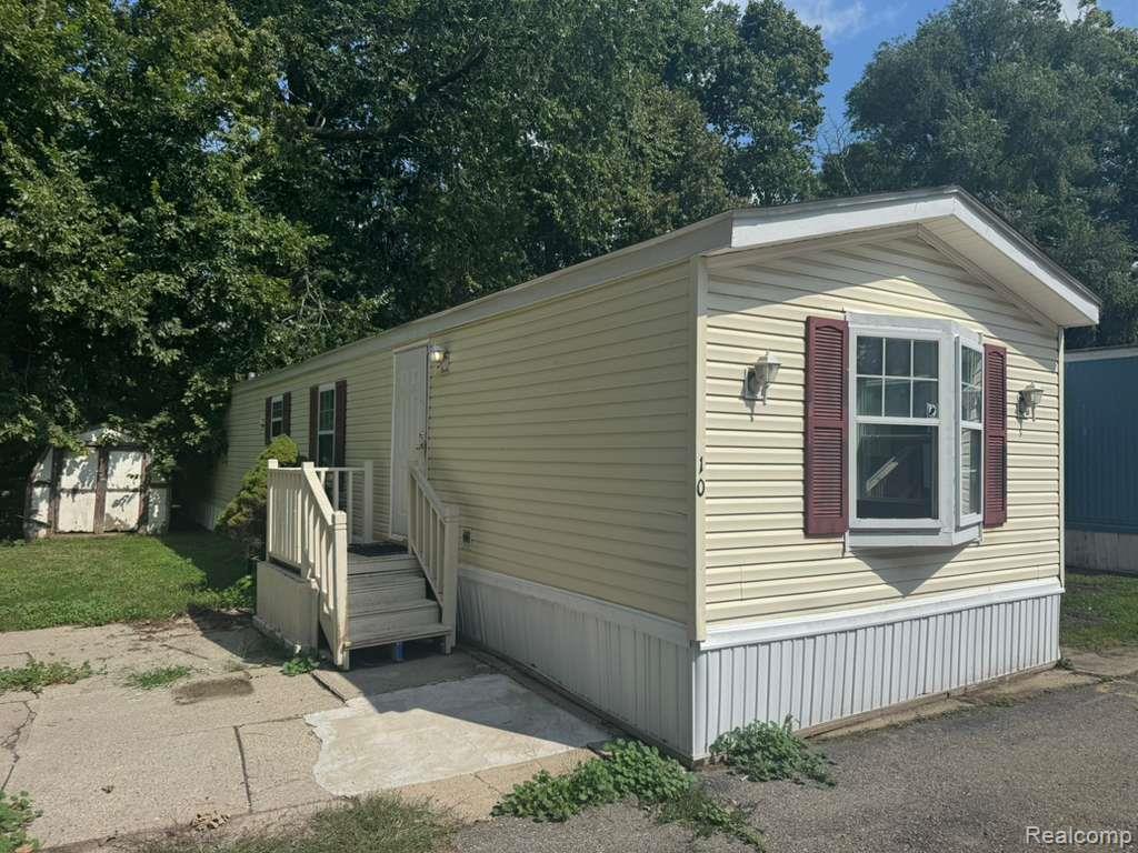 4404 Davison Road Burton, MI 48509 - Photo 1 of 17 1.jpeg