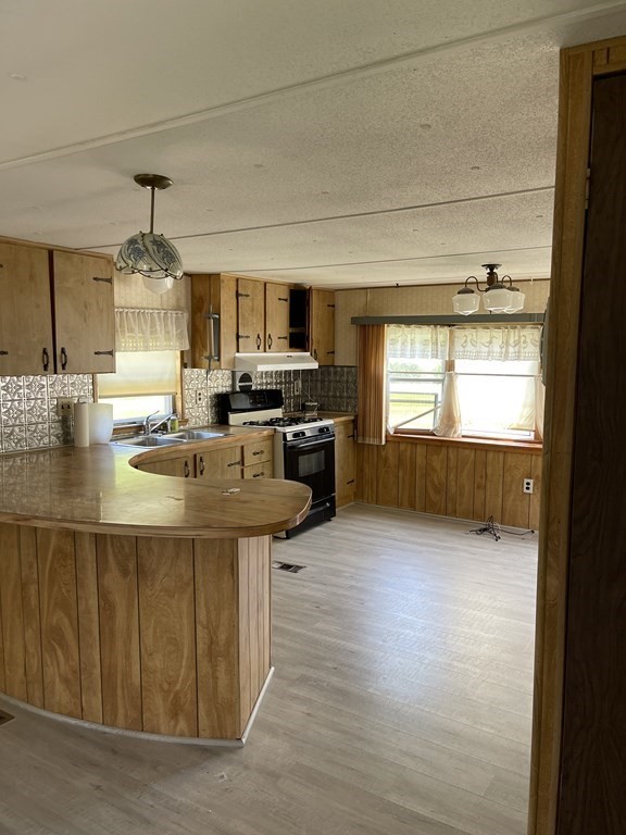 31 Longboat Road Wareham, MA 02576 - Photo 3 of 16 Gallery Image 3