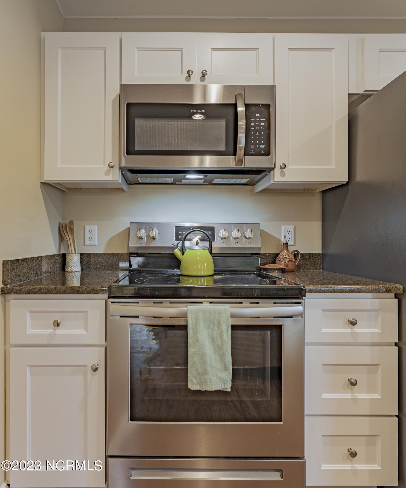 172 Midway Road Aberdeen, NC 28315 - Photo 24 of 36 Range/microwave