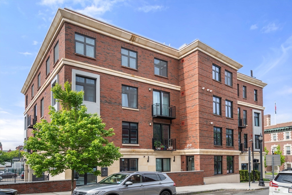 69 Walnut Street, Unit 4/5 Brookline, MA 02445 - Photo 24 of 26 a front view of a multi story building