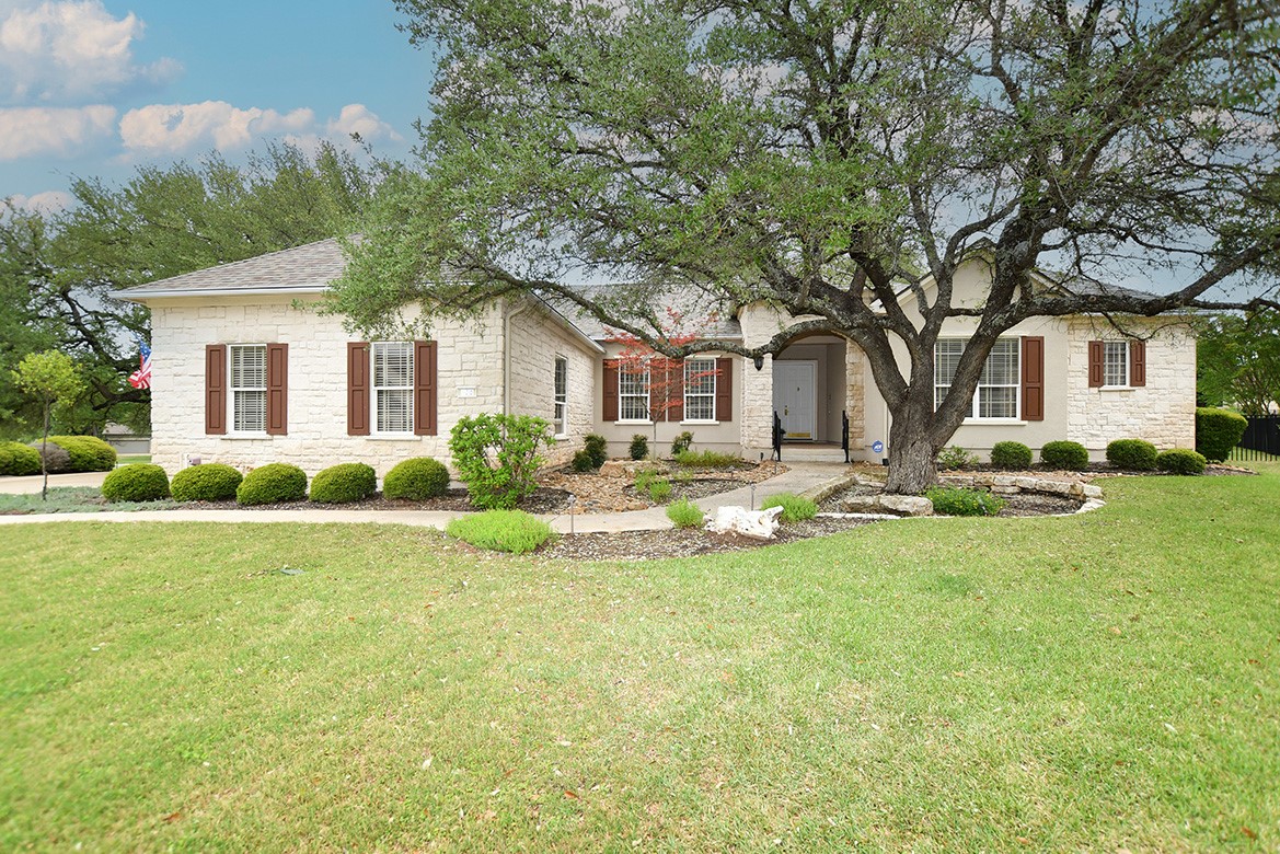 Located in a cul-de-sac of other estate homes, a nice curb appeal is seen at this centrally located Milam plan