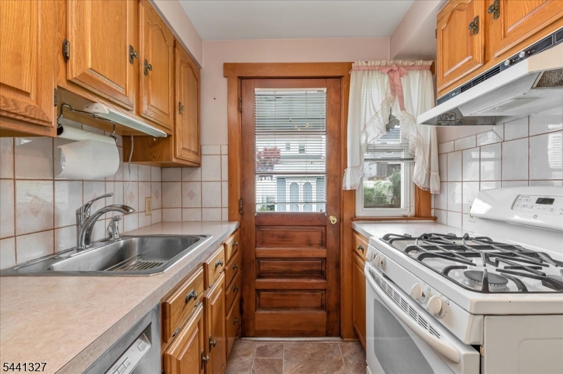 23 Myrtle Street Cranford, NJ 07016 - Photo 5 of 15