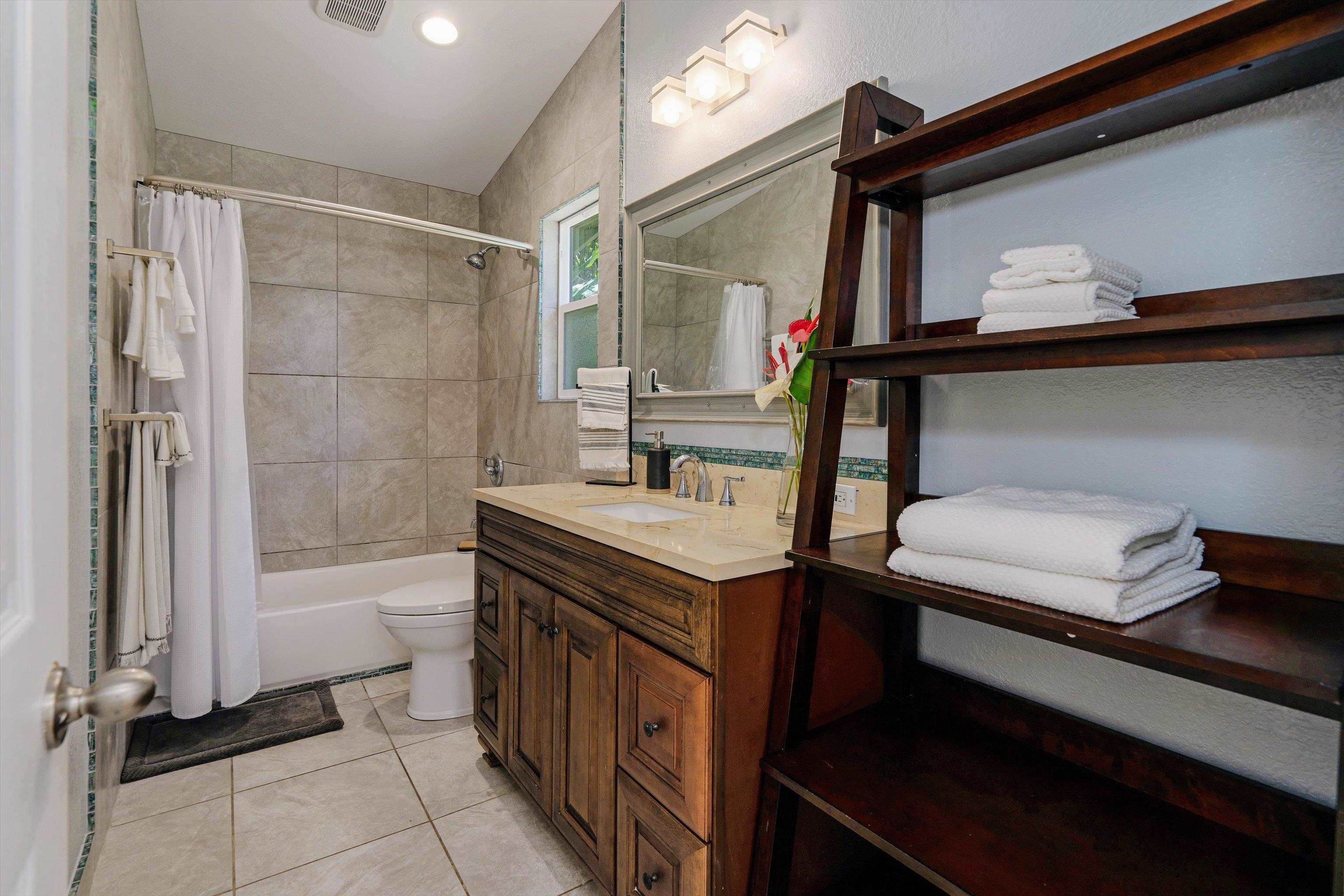 303 Waipalani Road Haiku, HI 96708 - Photo 37 of 46 a bathroom with a sink a toilet and bathtub