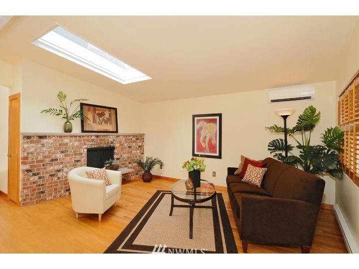 4014 Southwest Orchard Street Seattle, WA 98136 - Photo 2 of 25 Gallery Image 2