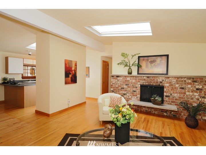 4014 Southwest Orchard Street Seattle, WA 98136 - Photo 3 of 25 Gallery Image 3