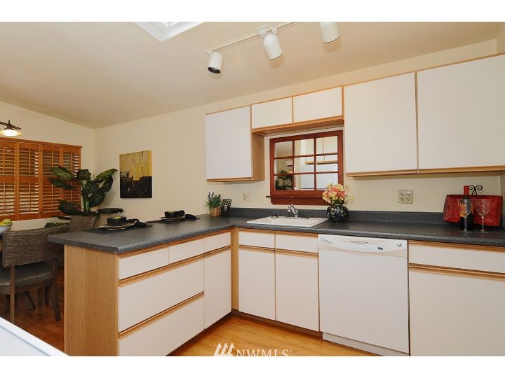 4014 Southwest Orchard Street Seattle, WA 98136 - Photo 8 of 25 Gallery Image 8