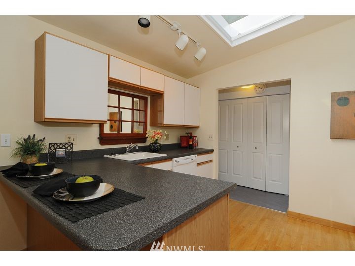 4014 Southwest Orchard Street Seattle, WA 98136 - Photo 10 of 25 Gallery Image 10